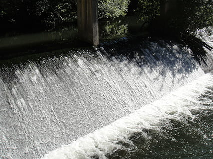 fiume, diga, cascata, acqua, bagnato, natura, movimento, acqua corrente, nessuno, giorno, lungomare, lunga esposizione, sport acquatico, movimento sfocato, bellezza nella natura, scenics - natura, fluente, all'aperto, architettura, luce del sole, sport, potere in natura, acqua che cade, 2K, CC0, dominio pubblico, privo di copyright