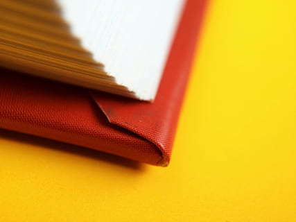 libro, scuola, macro, educare, leggere, lettura, testo, biblioteca, manuale, formazione scolastica, giallo, avvicinamento, girato in studio, nessuno, rosso, carta, in casa, natura morta, pubblicazione, copia spazio, apprendimento, bloc notes, semplicità, messa a fuoco selettiva, sfondo colorato, singolo oggetto, vista dall'alto, pelle, studiando, 2K, CC0, dominio pubblico, privo di copyright