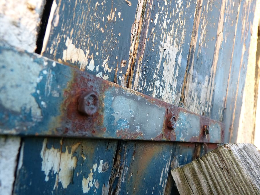 rostre, porta, jardí, metall, rovellat, vell, primer pla, resistent, cap gent, espatllat, aixafar, abandonat, obsoleta, declivi, deteriorament, material de fusta, dia, entrada, a l'aire lliure, mal estat, textura, marc complet, pestell, ferro, 4K
