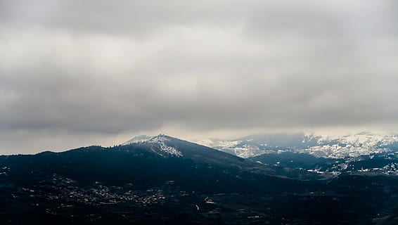 sort, stenet, bjerg, hvid, overskyet, himmel, dagtimerne, luftfoto, hvide skyer, Sky, kold, sne, natur, sky - himmel, scenics, bjergkæde, landskab, udendørs, bjergtop, ro, ingen mennesker, rolig scene, miljø, skønhed i naturen, scenics - natur, vinter, kold temperatur, tåge, storm, by, rejsemål, jord, snedækket bjerg, 5K, CC0, offentligt domæne, royaltyfrie