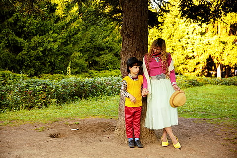 Wald, Baum, Mama, Sohn, Junge, retro, Jahrgang, Park, Natur, Bäume, Kinderfotograf, Kinder fotografieren, Kind, in voller Länge, zwei Menschen, Kindheit, Frauen, Pflanze, Zusammengehörigkeit, Frau, Familie, Emotion, echte Menschen, Mädchen, Verbindung, Männer, Freizeitbeschäftigung, Liebe, positive Emotionen, draußen, Unschuld, Tochter, 5K, CC0, gemeinfrei, lizenzfrei