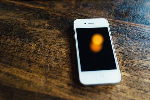 iphone, cel·la, mòbil, poma, tecnologia sense fils, tecnologia, telèfon intel·ligent, comunicació, dispositiu d’informació portàtil, telèfon mòbil, connexió, material de fusta, pantalla, pantalla tàctil, taula, pantalla del dispositiu, cap gent, primer pla, a l'interior, missatge de text, telèfon, portabilitat, comunicacions globals, xarxes socials, visor digital, 1080P, CC0, domini públic, lliure de regalies