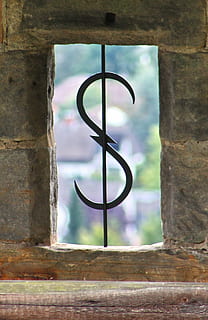 finestra, parete, pietra, griglia, metallo, vecchio, costruzione, architettura, storicamente, struttura, pietre, grattugiare, castello, pietre naturali, opere murarie, giorno, legno - materiale, nessuno, concentrarsi sulle conoscenze acquisite, avvicinamento, all'aperto, struttura costruita, caratteristica della parete, forma, forma geometrica, squillare, sospeso, design, cerchio, vetro - materiale, 1080P, CC0, dominio pubblico, privo di copyright