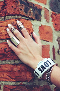 mehrere silberfarbene Ringe, Hand, Ziegel, Ring, Ringe, Nägel, Armband, Armbänder, menschliche Hand, Menschen, Frau, eine Person, menschliches Körperteil, echte Menschen, Nagel, Nagelpolitur, Körperteil, Lebensstile, menschlicher Finger, Finger, Wand, Nahansicht, Backstein, Erwachsene, Schmuck, Freizeitbeschäftigung, Fingernagel, Nagel Kunst, 5K, CC0, gemeinfrei, lizenzfrei