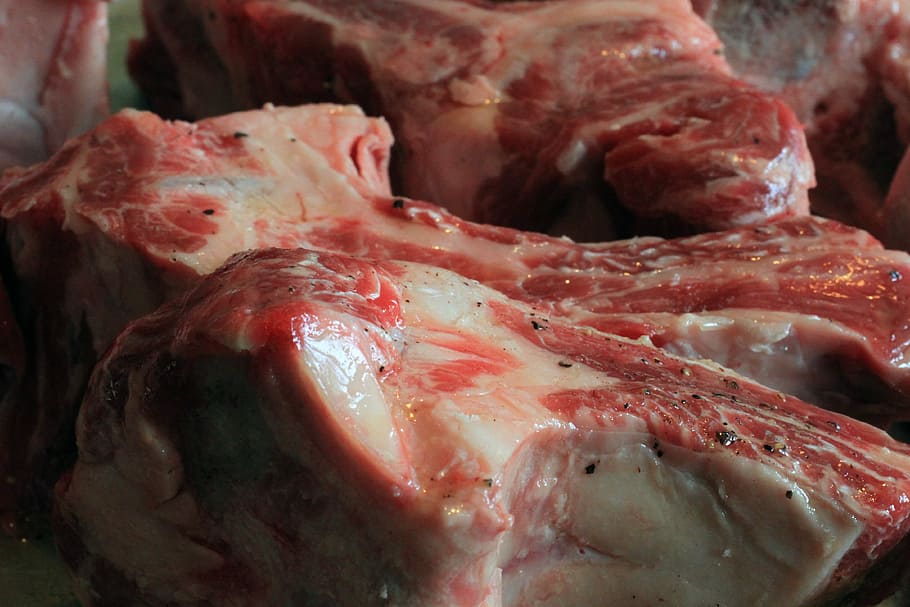 vedella, costelles, esquena, os, òssia, vedella, costelles, esquena, endins, restauració, cuinar, deliciós, famolenc, sopar, supermercat, pes, a la graella, salsa, crua, dinar, cuina, greix, barbacoa, fresc, salut, sense coure, estiu, gran, blanc, vermell, fons, carn, menjar, nutrició, sucós, medul · la, primer pla, agricultura, granja, menjar i beguda, cap gent, a l'interior, frescor, natura morta, alimentació saludable, aliments crus, benestar, mercat, a la venda, venda al detall, carn de porc, centrar-se en primer pla, vista d’angle alt, porc, negocis, Paradeta, 4K