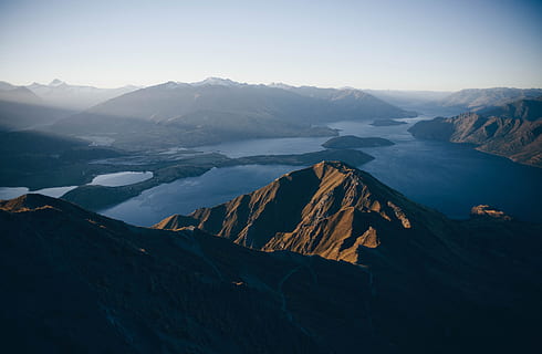 montagne, circondato, corpo, acqua, aereo, guarda la fotografia, montagna, giorno, fotografia, fiume, valle, natura, Paesaggi, paesaggio, catena montuosa, picco di montagna, la neve, all'aperto, cielo, posizioni di viaggio, bellezza nella natura, scenics - natura, ambiente, la tranquillità, scena tranquilla, temperatura fredda, inverno, scena non urbana, luce del sole, nessuno, viaggio, destinazioni di viaggio, montagna innevata, 5K, CC0, dominio pubblico, privo di copyright