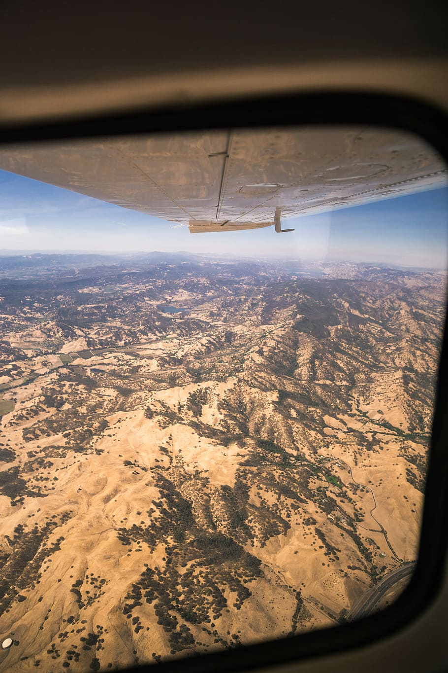 hvid, flyfløj, Brun, bakker, dagtimerne, luftfotografering, ørken, natur, træ, bjerg, fly, californium, luftfartøj, flyvende, køretøj interiør, miljø, vindue, scenics - natur, transportform, transportmidler, gennemsigtig, landskab, glas - materiale, skønhed i naturen, himmel, luftfoto, rejse, flyvinger, Midt i luften, ingen mennesker, udendørs, glas, 5K