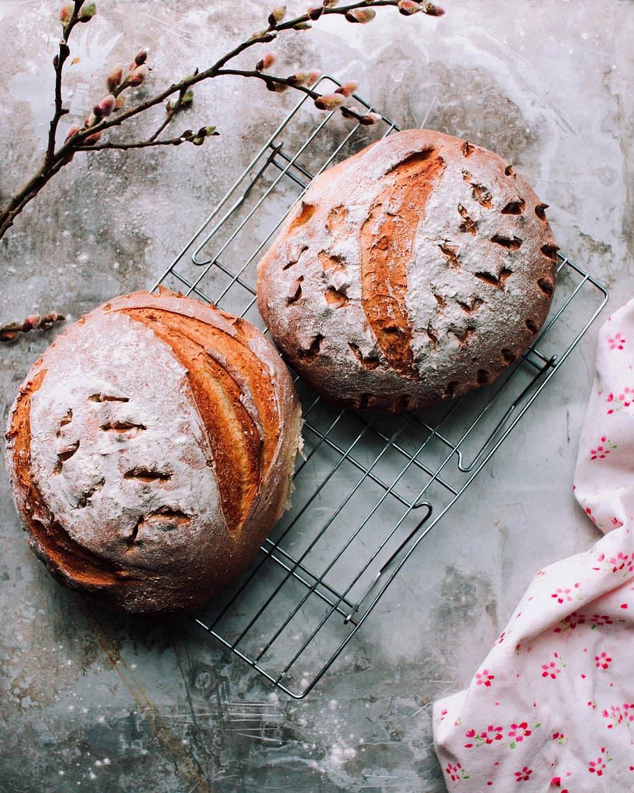 Due, il giro, Marrone, pane, griglia metallica, due pani tostati, cucinare, infornare, artigiano, cibo, Farina, ciliegia, cucinando, cottura al forno, rustico, fiorire, floreale, fiore, cremagliera, raffreddamento, cucina, mangiare, fiore di ciliegio, grigio, vibrazione, cibo e bevande, vista dall'alto, freschezza, natura morta, al forno, pronto a mangiare, in casa, direttamente sopra, nessuno, avvicinamento, tavolo, indulgenza, benessere, tentazione, cibo dolce, mangiare malsano, metallo, 1080P