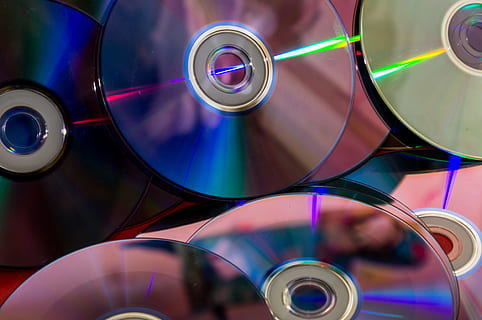 disque, ordinateur, appareil, La technologie, Les données, ordinateur, dispositif, moderne, pc, réseau, information, numérique, la musique, multi couleur, bruit, culture artistique et divertissement, disque compact, fermer, personne, arrière-plans, forme, plein cadre, brillant, à l'intérieur, réflexion, violet, nature morte, DVD, Forme géométrique, conception, cercle, abstrait, couleur argentée, 4K, CC0, domaine public, libre de droits