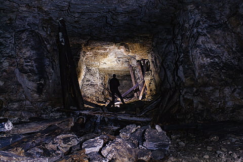 galeria, cova, llum, fred, pedres, fred, pedres, caverna, gruta, foc - fenomen natural, fosc, a l'interior, fantasmal, cap gent, dia, espai limitat, sòlid, persones reals, rock - object, rock, formació de roca, activitat d'oci, gent, arquitectura, longitud completa, estils de vida, homes, dones, adult, geologia, naturalesa, 2K, CC0, domini públic, lliure de regalies
