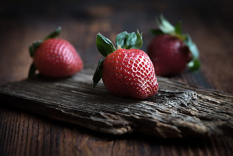 selectiu, foto del focus, vermell, maduixa, marró, fusta, pissarra, maduixes, vermell, fruita, fruita suau, fruita, sucós, dolç, madur, deliciós, saludable, vitamines, minerals, substàncies vitals, Salut, menjar, nutrició, tancar, producte natural, frescor, material de fusta, taula, orgànic, primer pla, fruites de baies, rústic, alimentació saludable, postres, estiu, cap gent, gourmet, menjar dolç, menjar i beguda, benestar, natura morta, enfocament selectiu, a l'interior, full, grup d'objectes, fruita de poma, mat de lloc, gra de fusta, 5K, CC0, domini públic, lliure de regalies