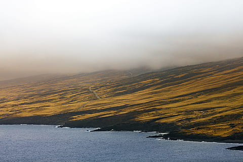 fjern, bilde, Strand, landskapsfelt, tåke, brun, svart, fjell, kropp, vann, utsikt, svart fjell, blå, kropp av vann, hvit, skyet, himmel, landskap, kyst, Sky, disig, felt, natur, scenics, ingen folk, utendørs, fargebilde, reise steder, landskaper, hav, kaldtemperatur, ro, vinter, skjønnhet i naturen, naturskjønnhet - natur, miljø, ikke-urbane scene, rolig scene, sky - himmel, reisemål, land, 5K, CC0, offentlig domene, opphavsrett gratis