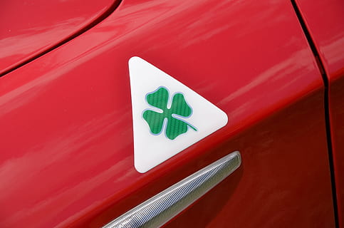 Alpha, Klee, rot, Transport, Transportmittel, Zeichen, Kommunikation, keine Leute, Reise, Auto, grüne Farbe, Nahansicht, Symbol, Kraftfahrzeug, Landfahrzeug, Flugzeug, Straßenschild, Luftfahrzeug, Pfeilsymbol, Logo, Beratung, draußen, 2K, CC0, gemeinfrei, lizenzfrei