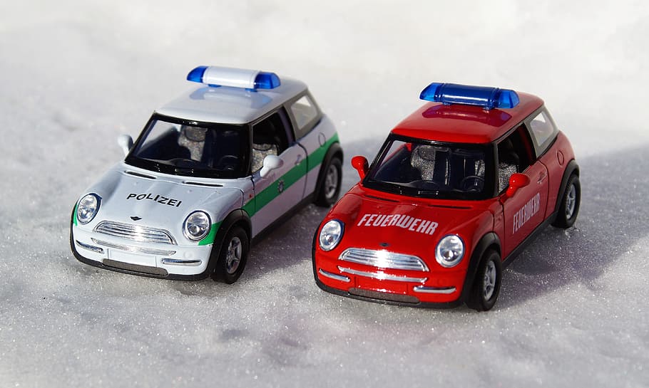 model de cotxe, Mini cooper, vehicle, mini, automàtic, cotxe de joguina, vehicles, llum blava, foc, la policia, joguines, camió de bombers, cotxe, vehicle terrestre, velocitat, cotxe esportiu, transport, competició, esport, conduir, vista d’angle alt, enfocament selectiu, cap gent, manera de transport, automòbil, vermell, cursa esportiva, joguina, esport de motor, esport professional, esport competitiu, primer pla, cotxe de carreres, carreres d'automòbils, a l'interior, roda, pista de carreres de motor, 4K