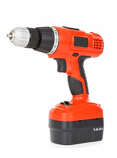 rød, sort, ledningsfri, power drill, batteri, konstruktion, bore, boring, elektrisk, udstyr, håndtere, isolerede, maskine, objekt, strøm, værktøj, arbejde, studio skud, hvid baggrund, indendørs, skåret ud, orange farve, tæt på, plast, ingen mennesker, enkelt objekt, stilleben, kontrollere, sport, arbejdsværktøj, meddelelse, menneskeskabt objekt, manden lavet, legetøj, hjul, elektrisk udstyr, 4K, CC0, offentligt domæne, royaltyfrie