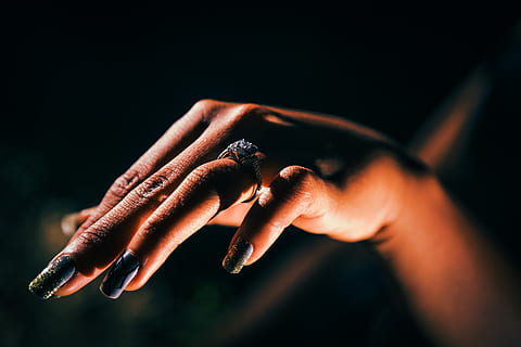 dona, mostrant, mà, anell, fotografia de lent de desplaçament inclinat, negre i verd, floral, accentua la manicura, anell de compromís, compromès, ungles, mà humana, part del cos humà, adult, joieria, primer pla, part del cos, una persona, anell de noces, dit, dit humà, a l'interior, dones, fons negre, centrar-se en primer pla, celebració, emoció, 5K, CC0, domini públic, lliure de regalies