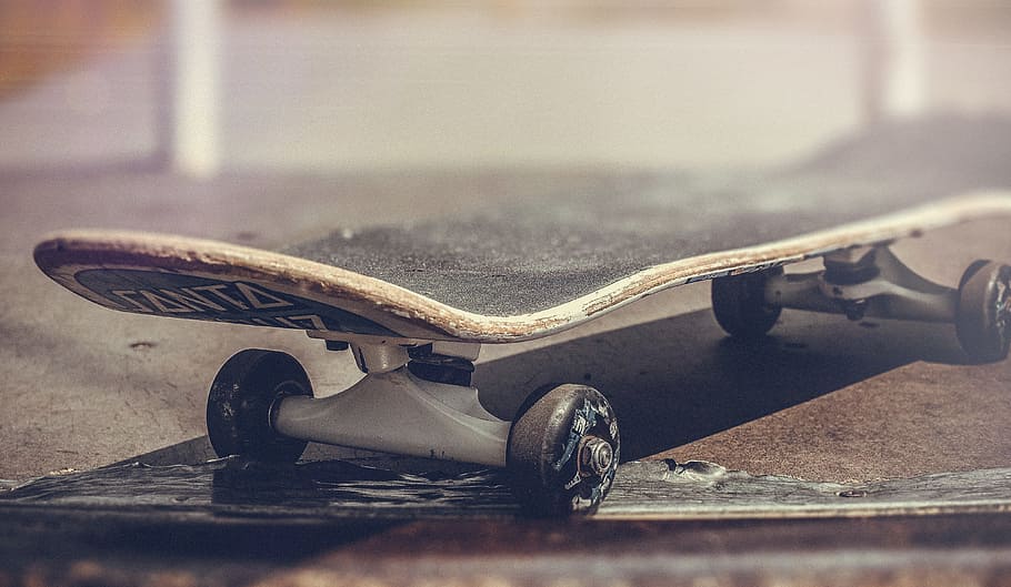 sort, skateboard, Brun, jord, hvid, fingerkort, overflade, fokus, fotografering, udsigt, grå, hjul, skateboarding, gammeldags, retro stylet, gammel, ingen mennesker, tæt på, dag, udendørs, transportform, transportmidler, sportsudstyr, bil, land køretøj, fokus på forgrunden, metal, selektiv fokusering, legetøj, indendørs, motor køretøj, scooter, stilleben, udstyr, træ - materiale, 4K