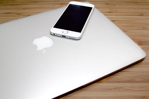 iphone argento 5, 5s, macbook d'argento, argento, iphone 5s, macbook, scrivania, i phone, inteligente, Telefono, Mela, tecnologia, tecnologia wireless, comunicazione, connessione, legno - materiale, dispositivo di informazione portatile, smart phone, tavolo, in casa, natura morta, cellulare, nessuno, Colore bianco, vista dall'alto, copia spazio, avvicinamento, vuoto, schermo del dispositivo, schermo, due oggetti, venatura del legno, 4K, CC0, dominio pubblico, privo di copyright