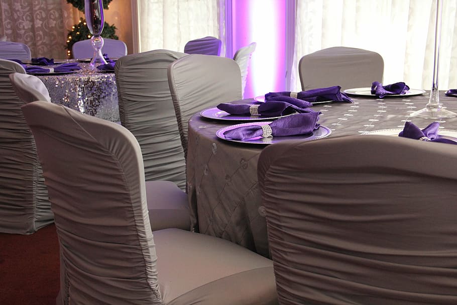 fotografia, formal, arranjament de menjador de taula, reservat, taula, casament, tablescape, configuració de lloc, elegància, luxe, lloc, celebració, placa, decoració, recepció, esdeveniment, festa, restaurant, banquet, aniversari, menjar, exclusiu, sopar, reserva, vaixella, hospitalitat, dinar, dutxa, assumpte, vibrant, cadira, a l'interior, habitació domèstica, hotel, porpra, mobles, cortina, seient, finestra, sofà, interior de casa, tèxtil, dia, coixí, relaxació, cap gent, llit, flor, interior de l'aparador, 5K