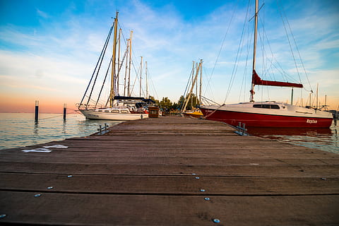 parque de yates, de madera, muelle, vela, barcos, atracado, marrón, todavía, artículos, cosas, yates, madera, agua, Oceano, mar, cielo, nubes, barco náutico, transporte, playa, naturaleza, nube - cielo, nadie, amarrado, velero, modo de transporte, mástil, polo, navegación, material de madera, tranquilidad, puerto, belleza en la naturaleza, al aire libre, yate, centro de deportes acuáticos, 5K, CC0, dominio público, libre de derechos