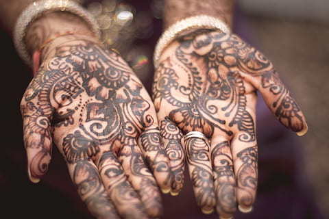 sort, mendhi, brude, tatovering, henna, hænder, mehendi, mønster, kvinde, palmer, design, dekoration, indien, kunst, indian, etnisk, bryllup, brud, dekorative, tradition, henna tatovering, menneskelig hånd, hånd, tæt på, menneskelig kropsdel, Kunst og håndværk, voksen, en person, indendørs, kreativitet, Kvinder, smykker, fest, finger, blomstermønster, 1080P, CC0, offentligt domæne, royaltyfrie