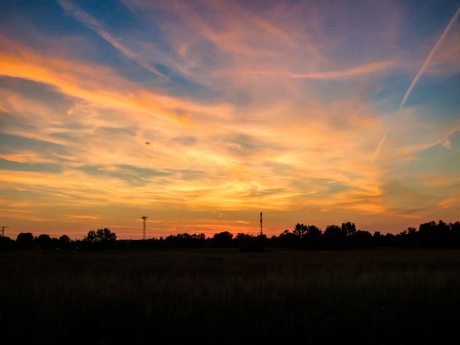 solnedgang, Sky, skumring, om aftenen, himmel, skyer, lys, mørkets frembrud, rød himmel, horisont, humør, forår, natur, silhuet, sky - himmel, ingen mennesker, rolig scene, skønhed i naturen, landskab, scenics - natur, ro, orange farve, miljø, Mark, plante, jord, ikke-urbane scene, idyllisk, landlige scene, teknologi, udendørs, elektricitet, Strømforsyning, 4K