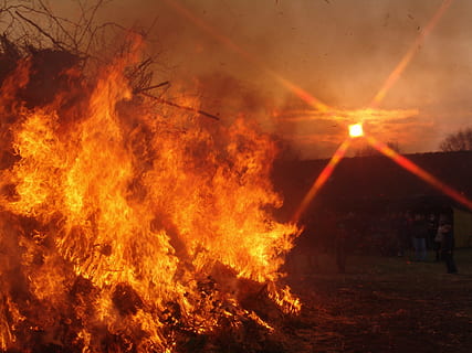 foc de Pasqua, posta de sol, foc, foc - fenomen natural, calor - temperatura, cremant, flama, fum - estructura física, vermell, explosió, infern, bola de foc, color taronja, naturalesa, comunicació, brillant, accidents i desastres, a l'aire lliure, signe, moviment, cap gent, senyal d'advertència, medi ambient, nit, destrucció, Pol · lució, 2K, CC0, domini públic, lliure de regalies