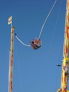bungee-järjestelmä, pyöräyttää, benji, Fairground, Oktoberfest, folk-festivaali, ratsastaa, carnies, sininen, taivas, kirkas taivas, luonto, päivä, aurinkoinen, köysi, ihmiset, matala kulma, auringonvalo, viestintä, ulkona, miehet, napa, riski, turvavaljaat, vapaa-ajan toiminta, merkki, varoitusmerkki, Urheilu, 2K, CC0, public domain, rojaltivapaa