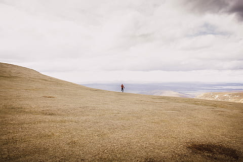 persona, caminar, marró, superfície, durant el dia, vora, muntanya, núvol, corrent, corredor de rutes, trail running, trailrunning, turó, vall, ennuvolat, mar, cel, duna, espai, cloude, esport, resum, terra, núvol - cel, bellesa a la natura, escenics - natura, una persona, activitat d'oci, naturalesa, dia, estils de vida, tranquil·litat, escena no urbana, medi ambient, escena tranquil·la, paisatge, platja, aigua, de peu, a l'aire lliure, 5K, CC0, domini públic, lliure de regalies