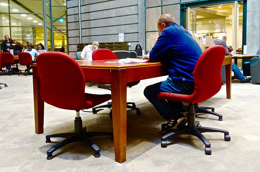 bibliotek, sidder, forske, læsning, uddannelse, læring, studerende, kun en mand, indendørs, stol, mennesker, en person, fuld længde, herrer, rigtige mennesker, sæde, bord, tilfældige mennesker, forretning, voksen, hanner, fritidsaktivitet, sidebillede, arkitektur, cafe, restaurant, dag, 4K