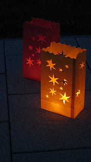 lampion, cahaya, neraka, penerangan, bintang, lentera, kecerahan, malam, dekorasi, taman, teras, bentuk bintang, diterangi, merah, tidak ada orang, dalam ruangan, bentuk, merapatkan, patriotisme, bendera, perayaan, warna oranye, bersinar, alam, hari Natal, masih hidup, kamar domestik, 4K, CC0, domain publik, bebas royalti