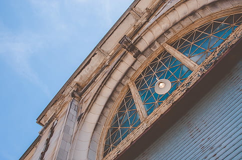 arsenal, 33., 33rd street, -, philadelphia, pa, lavvinkelfotografering, Brun, beton, bygning, klar, blå, himmel, arkitektur, vindue, bue, lys, kigger op, pennsylvania, by, bygget struktur, bygning udvendig, lav vinkel visning, ingen mennesker, dag, udendørs, natur, rejsemål, form, træ - materiale, rejse, kunstkultur og underholdning, transportmidler, design, ur, 4K, CC0, offentligt domæne, royaltyfrie