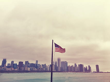 amerikanische Flagge, Vereinigte Staaten von Amerika. Flagge, Flagge, Stadt, Wolke, wolkig, Wasser, Gebäudehülle, die Architektur, Patriotismus, Himmel, gebaute Struktur, Bürogebäude außen, Gebäude, Wolkenkratzer, Landschaft, städtische Skyline, Natur, große Höhe, wolke - himmel, keine Leute, Stadtbild, draußen, Freiheit, modern, nationale Ikone, Unabhängigkeit, 4K, CC0, gemeinfrei, lizenzfrei