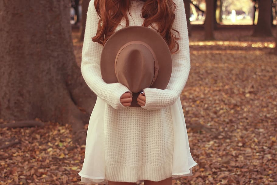 Frau, halten, braun, Fedorahut, flach, fokus fotografie, flacher Fokus, Fotografie, eine Person, Menschen, Frauen, draußen, kaukasischer Abstammung, Mode, Hut, junger Erwachsener, Erwachsene, Schönheit, Lebensstile, Fokus auf den Vordergrund, Tag, nur für Kinder, Herbst, Kleidung, Stehen, Mittelteil, Natur, Blatt, Hand, Pflanzenteil, Vorderansicht, menschliche Hand, Legere Kleidung, Land, Veränderung, 1080P