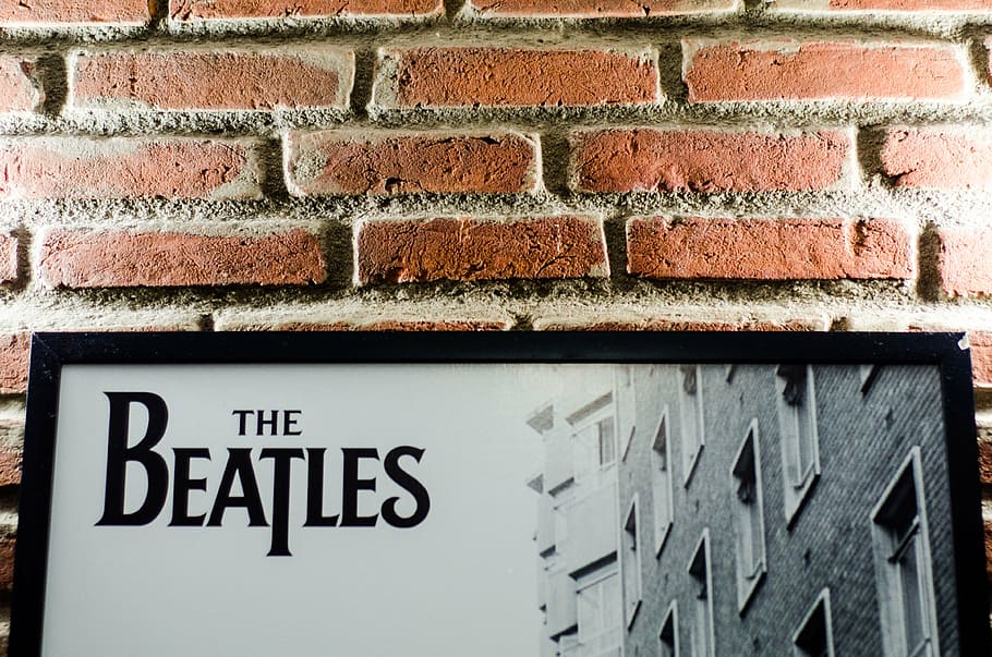el cartell dels beatles, maons, paret, marc, imatge, foto, banda, llum, vell, interior, paret de maó, text, exterior de l'edifici, arquitectura, estructura construïda, cap gent, dia, a l'aire lliure, primer pla, guió occidental, comunicació, maó, funció de construcció de parets, signe, lletra majúscula, informació, signe d'informació, graffiti, sola paraula, missatge, 4K