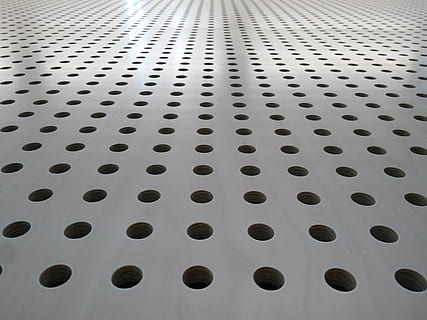 lyukak, minta, távlati, sima, háttérrel, teljes keret, lyuk, kör, geometriai forma, alak, fém, nem ember, sorban, texturált, ismétlés, tervezés, fedett, nap, egymás mellett, közelkép, rács, magas szög kilátás, fém lemez, acél-, ezüst színű, 2K, CC0, közkincs, jogdíjmentes