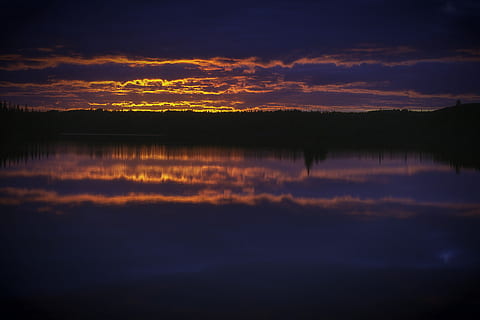 fireset, aigua de vidre, reflexió, núvols, llum solar, posta de sol, ennuvolat, núvol, bosc, cel, núvol - cel, tranquil·litat, bellesa a la natura, escena tranquil·la, escenics - natura, aigua, llac, color taronja, idíl·lic, naturalesa, silueta, cap gent, escena no urbana, cel dramàtic, a l'aire lliure, davant del mar, cel romàntic, 4K, CC0, domini públic, lliure de regalies