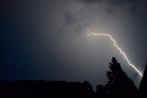 Himmel, Baum, Dunkelheit, Abend, Natur, Sturm, Blau, Wetter, Energie, Wolke, Elektrizität, Blitz, dramatisch, Nacht-, Streik, Leistung, elektrisch, gefährlich, Bolzen, Kraft in der Natur, Schönheit in der Natur, wolke - himmel, Gewitter, keine Leute, Silhouette, Pflanze, Szenen - Natur, Umgebung, Flachwinkelansicht, Kommunikation, beleuchtet, dunkel, draußen, bedrohlich, 4K, CC0, gemeinfrei, lizenzfrei