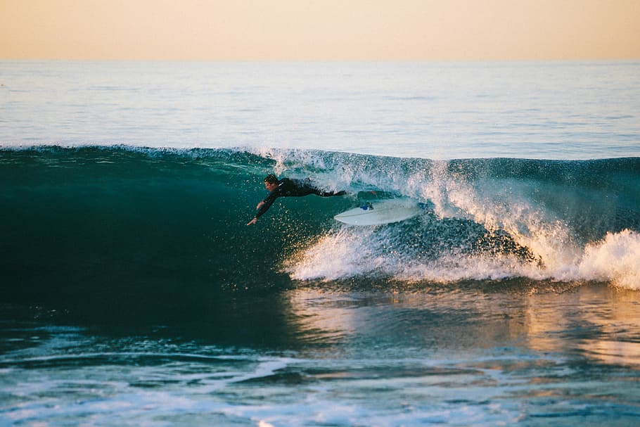 mand surfing, bølge, dagtimerne, surfer, surfing, efterår, dykke, crashing wave, svulme, sport, hav, ocean, vand, vandsport, bevægelse, horisont over vand, fritidsaktivitet, eventyr, havnefronten, en person, ekstrem sport, skønhed i naturen, dygtighed, himmel, horisont, livsstil, udendørs, magt i naturen, 5K
