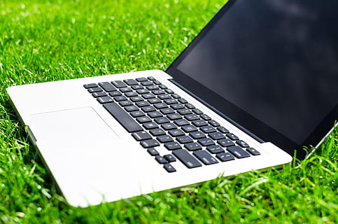 laptop, mimo, tráva, trávník, den, elektronika, miniaplikace, zelená, klávesnice, moderní, objekt, otevřeno, venkovní, přenosný, obrazovka, technologie, bezdrátový, bezdrátové technologie, počítač, sdělení, spojení, počítačová klávesnice, rostlina, zelená barva, Internet, počítačové vybavení, detail, nikdo, přenosnost, Černá barva, počítačová síť, selektivní zaměření, přenosné informační zařízení, globální komunikace, klíč počítače, 5K, CC0, veřejná doména, bez autorských práv