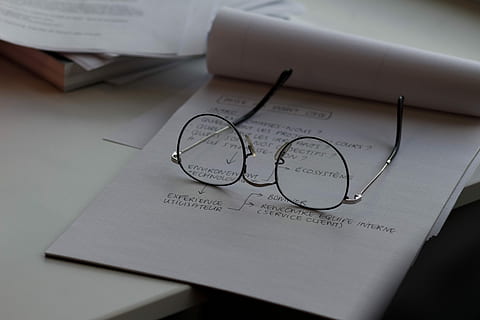 Marjos Brille, Brille, silberne Rahmen, Weiß, Druckerpapier, Notizbuch, Schreibtisch, Arbeit, Büro, Text, Papier-, Kommunikation, dokumentieren, Stift, drinnen, westliche Schrift, keine Leute, Nahansicht, Handschrift, mail, Stillleben, Brief, Tabelle, Briefumschlag, High Angle View, Gruppe von Objekten, Schreibgerät, Notizblock, Liebesbrief, Botschaft, Papierkram, 4K, CC0, gemeinfrei, lizenzfrei