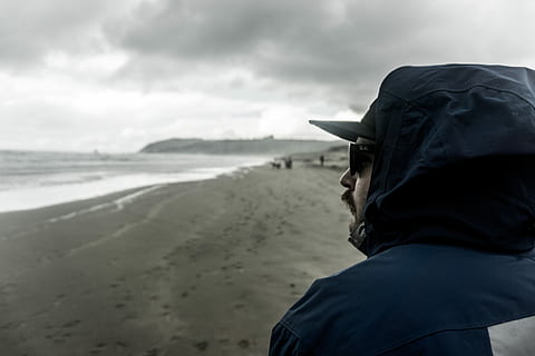 uomo, stare in piedi, riva del mare, in piedi, spiaggia, nuvoloso, nube, oceano, acqua, mare, sabbia, tipo, costa, Alba, vista, ricerca, profilo, bicchiere, nuvola - cielo, cielo, terra, una persona, uomini, natura, capi di abbigliamento, colpo alla testa, retrovisore, cappuccio, giorno, adulto, all'aperto, cappuccio - abbigliamento, 5K, CC0, dominio pubblico, privo di copyright