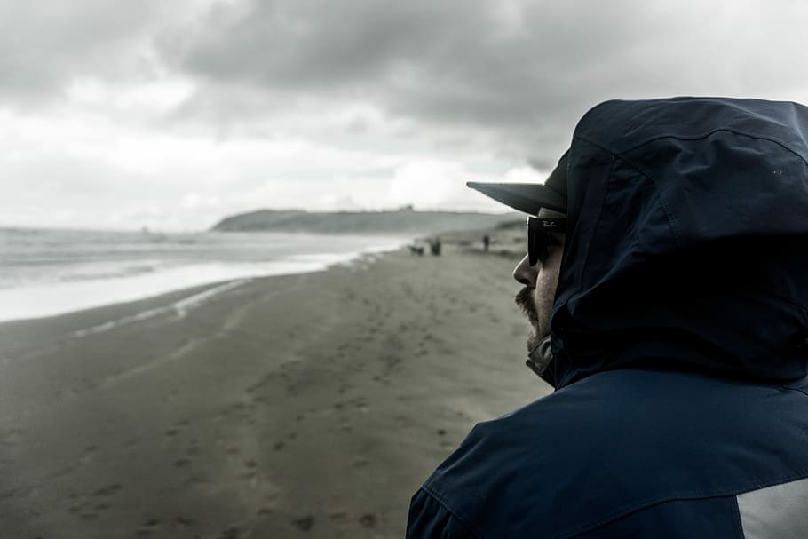 uomo, stare in piedi, riva del mare, in piedi, spiaggia, nuvoloso, nube, oceano, acqua, mare, sabbia, tipo, costa, Alba, vista, ricerca, profilo, bicchiere, nuvola - cielo, cielo, terra, una persona, uomini, natura, capi di abbigliamento, colpo alla testa, retrovisore, cappuccio, giorno, adulto, all'aperto, cappuccio - abbigliamento, 5K