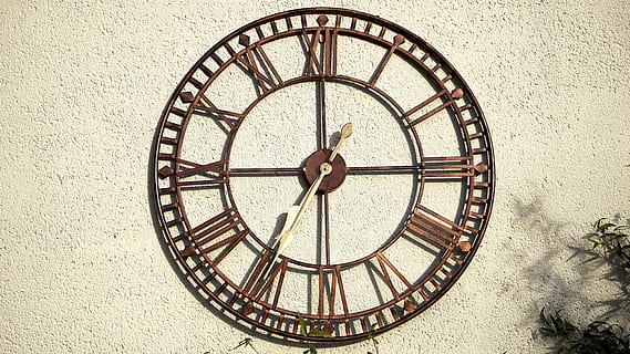 Marrone, orologio da parete analogico in metallo, 07:35, orologio, parete, tempo, ora, classico, stile, cartello, comporre, secondo, il giro, minuto, bianca, cerchio, design, moderno, Vintage ▾, ticchettio, viso, vecchio, mano, quadrante, misurazione, caratteristica della parete, numero romano, romano, struttura costruita, nessuno, architettura, forma, forma geometrica, orologio da parete, mano minuta, strumento del tempo, giorno, Torre dell'orologio, costruzione, numero, avvicinamento, 5K, CC0, dominio pubblico, privo di copyright
