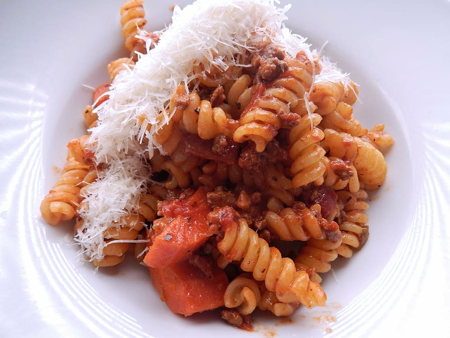 pasta de fusilli, ragu, carn mòlta, formatge, menjar, cebes, espècies, placa, menjar i beguda, llest per menjar, frescor, a l'interior, primer pla, cap gent, carn, fregit, arròs - aliment bàsic, vegetals, alimentació saludable, marisc, vista d’angle alt, mida de la porció, Color blanc, salsa, benestar, temptació, salsa salada, sopar, vaixella, berenar, 4K