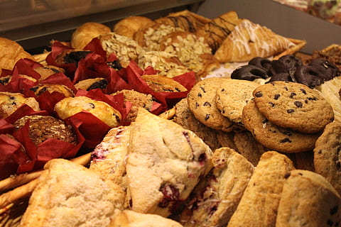 brød, mad, sund og rask, måltid, bagt, bagning, morgenmad, chokolade, småkager, madlavning, chips, lækker, dessert, kost, frugter, gruppe, dyrke, sundhed, hjemmelavet, indendørs, overbærenhed, muffin, ernæring, bagværk, snack, blød, sukker, sød, velsmagende, traditionel, behandle, hvede, mad og drikke, friskhed, ingen mennesker, cookie, stilleben, tæt på, sødt mad, stor gruppe af objekter, klar til at spise, fristelse, usund spisning, tørret mad, fokus på forgrunden, frugt, chokolade chip cookie, bakke, 5K, CC0, offentligt domæne, royaltyfrie
