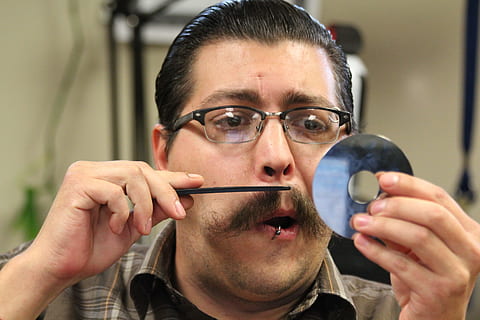 homme, garniture, barbe, jour, CD, réfléchissant, disque, DVD, réflexion, La technologie, CD ROM, médias, moustache, des lunettes, peigne, percé, toilettage, mode de vie, lunettes, en portant, une personne, adulte, photo du visage, Hommes, portrait, fermer, mâles, partie du corps humain, vue de face, partie du corps, à l'intérieur, visage humain, regardant, poils du visage, main, contemplation, 5K, CC0, domaine public, libre de droits