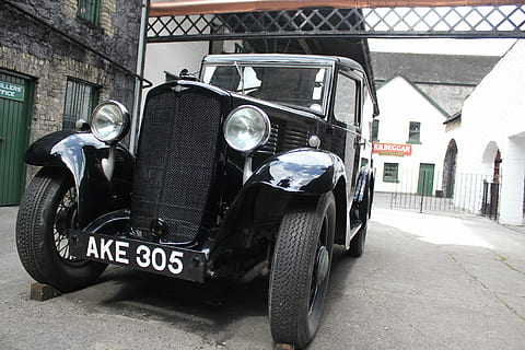 oldtimer, auto, wheel, mature, automotive, metal, land vehicle, mode of transportation, transportation, architecture, city, built structure, building exterior, motor vehicle, street, stationary, car, retro styled, headlight, motorcycle, day, parking, vintage car, travel, road, 5K, CC0, public domain, royalty free