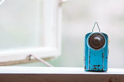 blå, svart, årgang, kamera, treplanke, stål, komponent, brun, tre, bord, høyttaler, apparater, elektronikk, uklarhet, vindu, innendørs, ingen folk, dag, gammeldags, nærbilde, fokusere på forgrunnen, metall, utendørs, tre - materiale, sikkerhet, teknologi, kopiere plass, kreativitet, arkitektur, natur, maling, mynt operert, stilleben, kunst og Håndverk, blank, 2K, CC0, offentlig domene, opphavsrett gratis