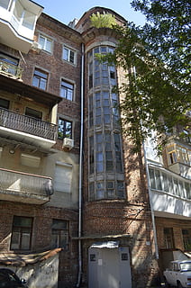 architectuur, werf, gebouw, venster, zomer, geschiedenis, oude stad, huis, straat, stad, behuizing, stijl, hemel, wolken, retro, gegevens, deuren, kunst, getextureerde, oud, ingebouwde structuur, buitenkant van het gebouw, lage hoekweergave, woonwijk, geen mensen, boom, dag, fabriek, natuur, buitenshuis, balkon, zonlicht, glas - materiaal, appartement, 4K, CC0, publiek domein, royaltyvrij